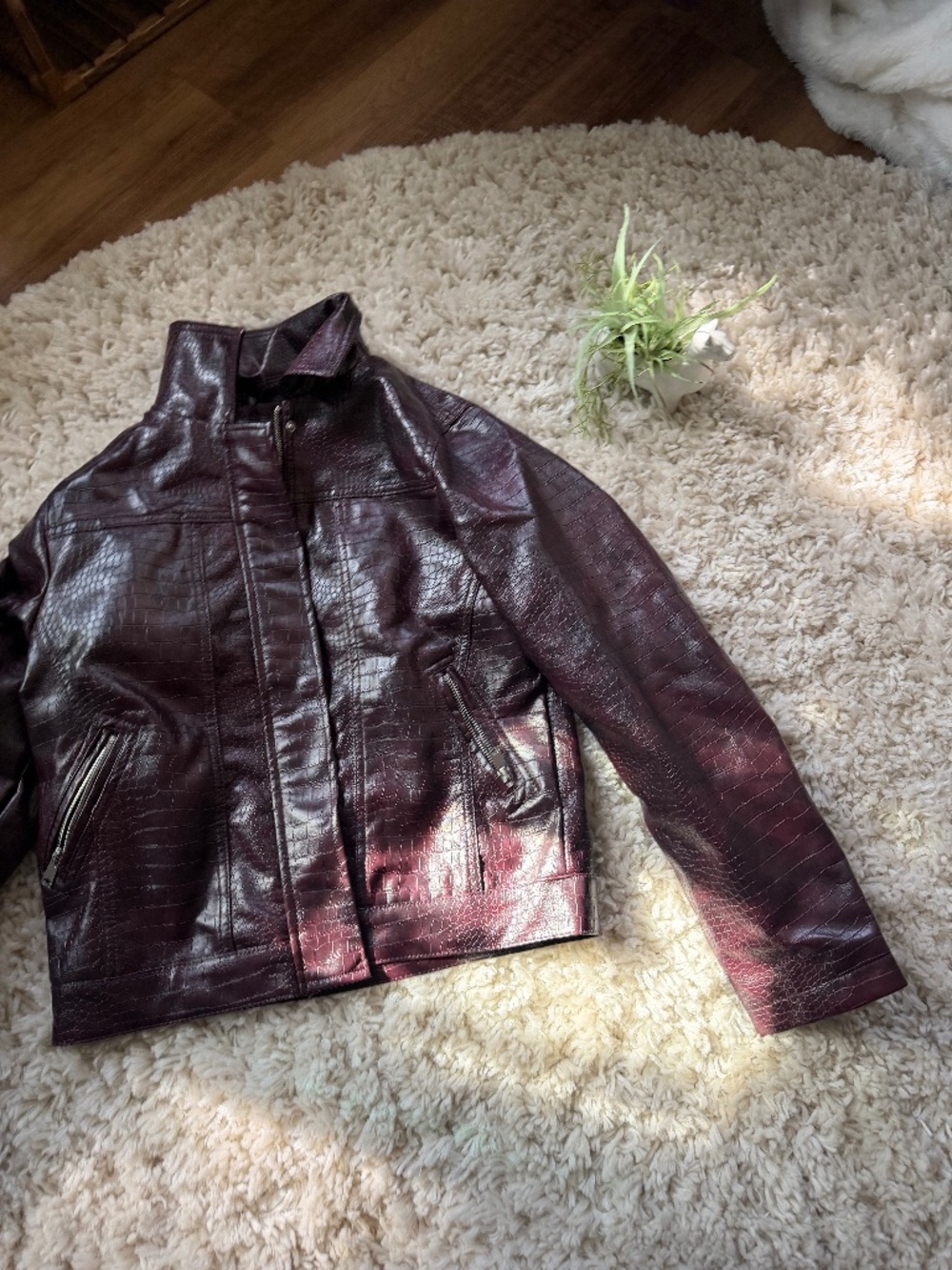 Cavalini jacket in burgundy with a crocodile-embossed finish, stand collar, fron
